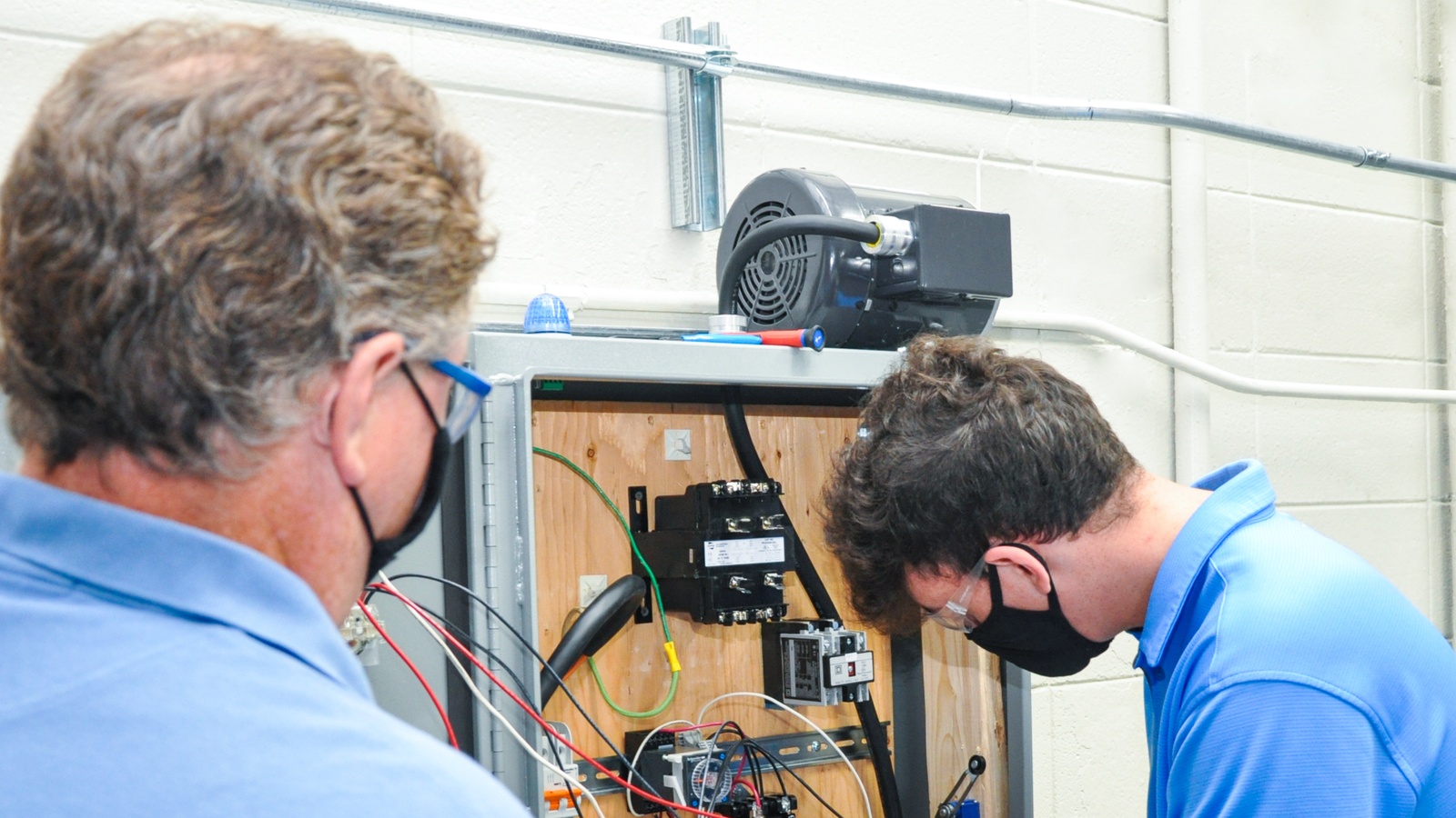 Alom Technologies : Empowering Businesses with Cutting-Edge Solutions